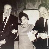 La artista con el secretario general de la ONU y José Gómez-Sicre por Fernández, Lola