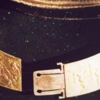 Collar de oro repujado (detalle) por Feron, Louis