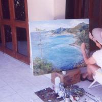 Cristina Fournier pintando cuadro de Playa Escondida desde faro por Fournier, Cristina