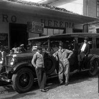 Frente a Teatro Heredia por Gómez Miralles, Manuel