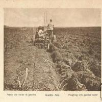 Arando con tractor de gasolina por Gómez Miralles, Manuel. Documental