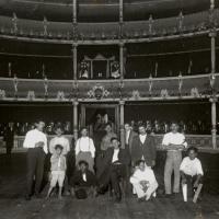 Trabajadores con la luneta levantada del Teatro Nacional por Gómez Miralles, Manuel. Teatro Nacional