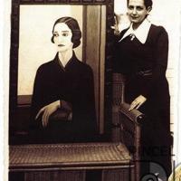 La artista con el retrato de María Cristina Goicoechea por González de Sáenz, Luisa