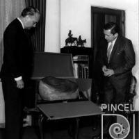 Foto del autor haciendo la donación de Aún Húmedo a Lyndon B. Johnson, EUA por González, Hernán