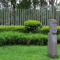 Tres obras en el jardín del MAC. Vigilante del pasado. El silbador. El buho hechicero. por González, Hernán