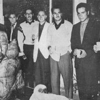 Grupo 8: Hernán González, Harold Fonseca, Guillermo Jiménez, Manuel de la Cruz González, Rafael García, Néstor Zeledón Guzmán y César Valverde con la escultura de Hernán González Espíritu de la Chicha por Grupo 8. González, Manuel de la Cruz. Jiménez, Guillermo.  Valverde, César. Zeledón Guzmán, Néstor. García, Rafael Angel (Felo). Fonseca, Harold. González, Hernán