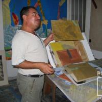 Fabio Herrera mostrando sus obras por Herrera, Fabio. Grupo Bocaracá