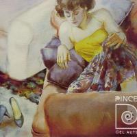 Modelo y sofá blanco por Hine, Ana Griselda