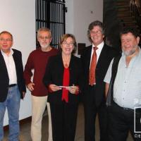 Artistas  en la exposición "5 Escultores un legado" junto a la directora por Jiménez, Aquiles. Documental