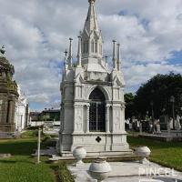 Tumba de la familia Peralta, Cementerio General San José por Jiménez Bonefil, Lesmes.  Documental