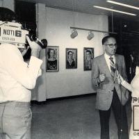 Fotografía de artista en entrevista en la exposición en Sala Julián Marchena por Jiménez, Guillermo