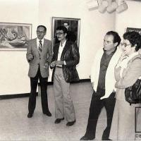 El artista Guillermo Jiménez conversando con invitados en su exposición de la Sala Julián Marchena por Jiménez, Guillermo. Fernández, Rafael (Rafa)