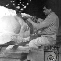 Max Jiménez en su estudio esculpiendo la Danaïde por Jiménez, Max