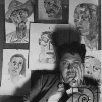 Max Jiménez en su estudio con bocetos de pinturas atrás por Jiménez, Max
