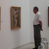 Rodrigo Madrigal contemplando una obra en la Exposición Max Jiménez en el Museo Nacional de Arte Cubano por Jiménez, Max