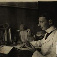 Walter Lehmann examinando figura precolombina por Lehmann, Walter