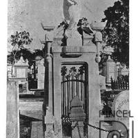 Mausoleo de la familia Beer, en el Cementerio de Cartago por Llach, Luis