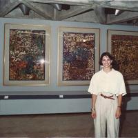 La artista en una exposición en los Museos del Banco Central por Martén, Ana Isabel. Grupo Bocaracá