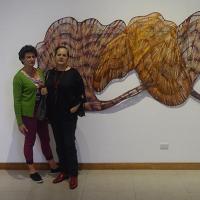 Paulina Ortiz con María Enriqueta Guardia en la exposición en la Galería Nacional con la obra Papagayo por Ortiz, Paulina. Grupo Bocaracá