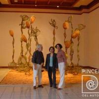 Fotografía de Paulina Ortiz con Carlos Poveda  y Dunia en la exposición del 2005 de la Galería Nacional por Ortiz, Paulina. Poveda, Carlos