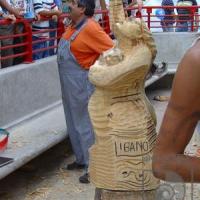 Mario Parra tallando obra Líbano en Feria U.C.R. por Parra, Mario