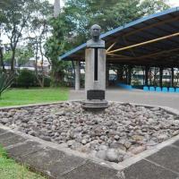 Busto del Dr. Rafael Ángel Calderón Guardia en jardines de la Universidad de Costa Rica por Portuguez Fucigna, John