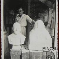 John Portuguez, retrato de presbítero Cecilio Umaña y un bloque de mármol antes de convertirse en busto por Portuguez Fucigna, John. Documental