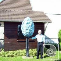 Carlos Poveda con la obra Árbol Grande finalizada en su casa en París por Poveda, Carlos