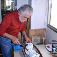 Carlos Poveda en su taller de París por Poveda, Carlos.