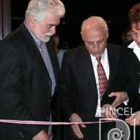 Carlos Poveda con el Ministro Guido Sáenz cortando la cinta de la Exposición ¨De Donde Vengo y A Donde Estoy¨ por Poveda, Carlos.