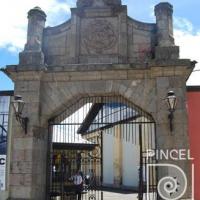 Pórtico de la entrada sureste de la fábrica (FANAL). Puerta del escudo. Portal por Quirós, Teodorico