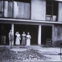 Quico durante la construcción de una casa por Quirós, Teodorico. Documental