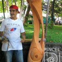 El artista en el Simposio de la escultura en madera en Nicoya por Ramos, Domingo. Documental