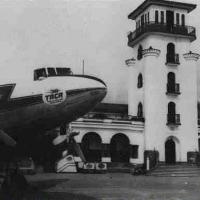 Torre de control del aeropuerto La Sabana y DC-3 de TACA por Roa, Mario