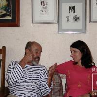 Juan Luis Rodríguez le narra historias a la curadora Ileana Alvarado por Rodríguez, Juan Luis