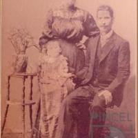 José Rojas con su esposa y su hijo por Rojas Sequeira, José