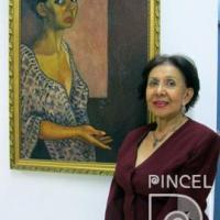 Sonia Romero junto a su autorretrato por Romero, Sonia