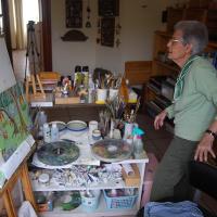 Flora Sáenz de Langlois en su estudio con una obra en proceso por Sáenz de Langlois, Flora.