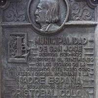 Relieve con texto Homenaje a Colón por Sáenz González, Rafael. Solano, Noé