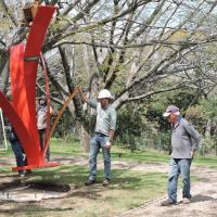 José Sancho durante la instalación de la estructura "Pequeña Guaria Roja" por Sancho, José