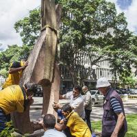 José Sancho durante la instalación de la estructura "Tropel" en la Universidad de Costa Rica por Sancho, José