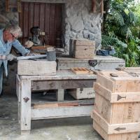 El artista tallando “Dos ratones” por Sancho, José