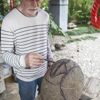 El artista dibujando el croquis para tallar  “Serpiente pajarera” por Sancho, José