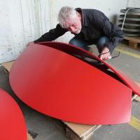 José Sancho inspeccionando la fabricación de la escultura Tortuga roja en Lahr por Sancho, José