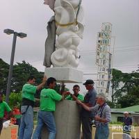 José Sancho durante la instalación del Gran Tótem por Sancho, José