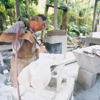 El artista trabajando en Torso de Guayacán por Sancho, José