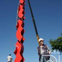 José Sancho durante la instalación de la estructura "Arboriforme" por Sancho, José