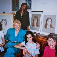 La artista junto a sus nietas y sus retratos por Siebe, Gisela
