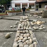 Durante la instalación de una obra fuera del Museo de  Arte y Diseño Contemporáneo por Solís, Rafael Ottón. Grupo Bocaracá