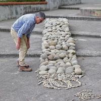 Durante la instalación de una obra fuera del Museo de  Arte y Diseño Contemporáneo por Solís, Rafael Ottón. Grupo Bocaracá